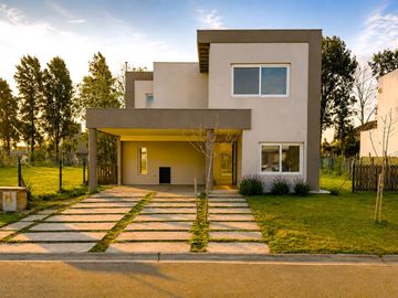 Venta | CASA 5 AMBIENTES A ESTRENAR | Santa Ana,...