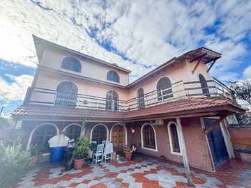 EN VENTA: Amplia Casa en Esquina de 3 Dormitorios  ...