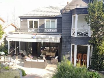 Casa con piscina,  5D 5B, acceso controlado