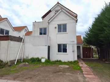 AMPLIA CASA DE 3 PISOS CON PISCINA EN CONDOMINIO CUMBRES