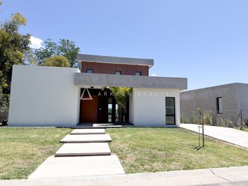 Casa en  venta en Pilar del Este