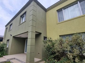 Venta casa 4 dom. estudio, quincho, piscina, Calle Los...
