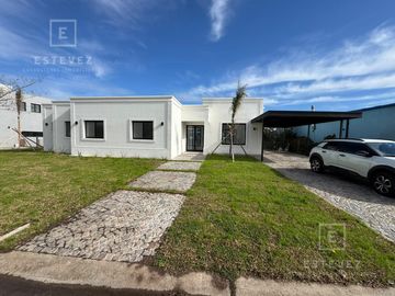 Casa a estrenar a la laguna en venta, pileta. Barrio...