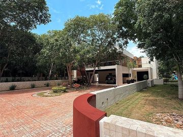Casa en Renta | Amueblada | 6,947 m² de Terreno | La...