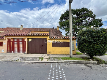 Casa esquinera con local independiente en Usaquen