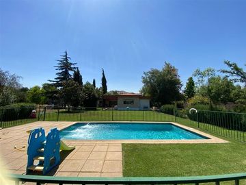 Casa en venta de 5 dorm. en Chicureo - Los Ingleses