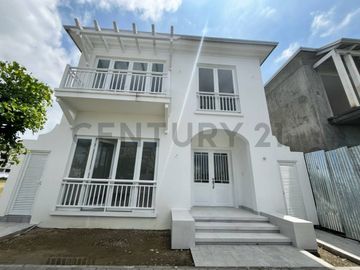 Venta Casa de Estreno en Urb. Aires Norte, Samborondón