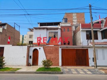 Vendo Amplia Casa En Urb. Mayorazgo - Ate, Límite Con La...
