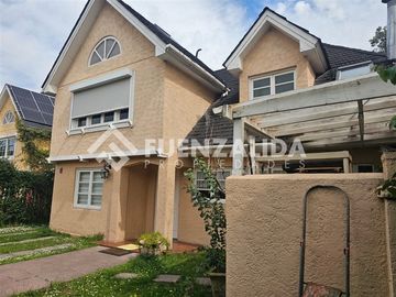 Excelente casa en arriendo de 5 dorm. en La Reina