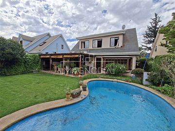 Casa en venta de 3 dorm. mas servicios en Lo Barnechea