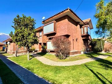 Casa en venta de 5D + 5B.Rojas Magallanes, La Florida