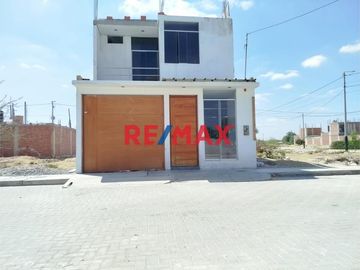 📢 Se Vende Hermosa Casa En 📍Urb. Alameda Country Club...