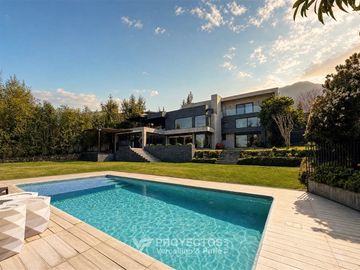 Casa en venta de 4 dorm. en Vitacura
