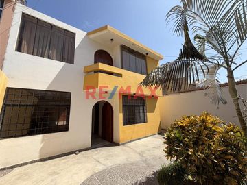 Casa En Venta Con Cochera En Ubicación Estratégica