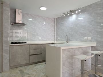 APARTAMENTO REMODELADO A PASOS DEL MAR EN VENTA - BELLO...