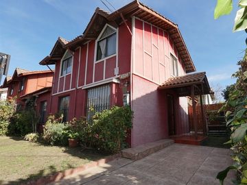 Hermosa casa 4d2b con AC, Patio Amplio y Regularizada