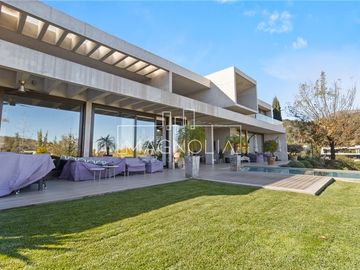 Casa en venta de 5 dorm. en Lo Barnechea
