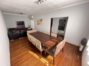CASA  DE 4 AMBIENTES EN EL BARRIO DE FLORES TOTALMENTE...
