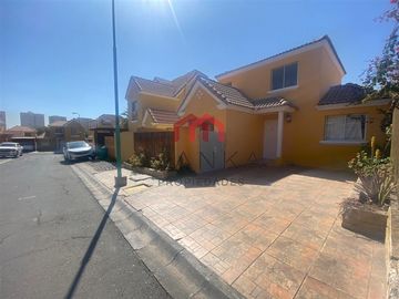 Venta de Casa en condominio Atenas 6.500 UF