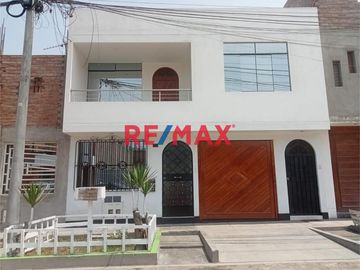 🏡 Venta De Casa De 2 Pisos + Azotea En Urb. Santo...