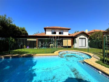 Casa en arriendo de 5 dorm. en Colina