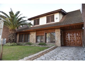 Venta Hermoso Chalet Sobre Av Humberto