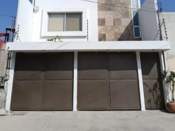 Casa en Venta en Fraccionamiento Cerrado en Arboledas de...