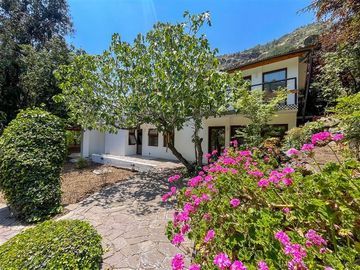 Preciosa Casa en el Arrayan de 4 Dormitorios. Lo Barnechea