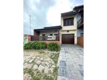 VENTA COMPLEJO DE 4 DEPTOS. FRENTE AL FARO. IDEAL...