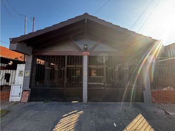 Casa con dos dormitorios, patio y cochera en alquiler