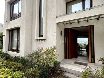 Casa en venta de 6 dorm. en Lo Barnechea