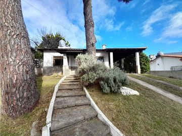 CASA 3 AMBIENTES, LAVADERO, COCHERA CUBIERTA. AMPLIO JARDN.