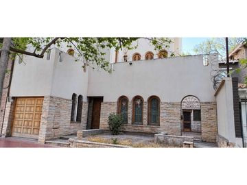 Casa en Venta a refaccionar a mts de Emilio Civit,...