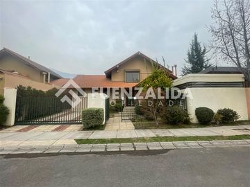 Casa en venta de 4 dorm. en Peñalolén