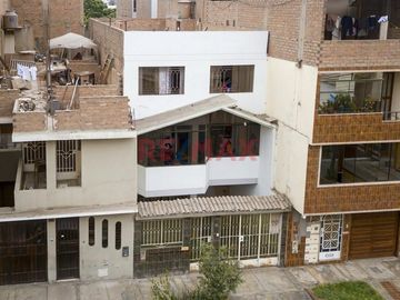 Casa De 3 Pisos En Venta – Urb. El Pinar, Comas