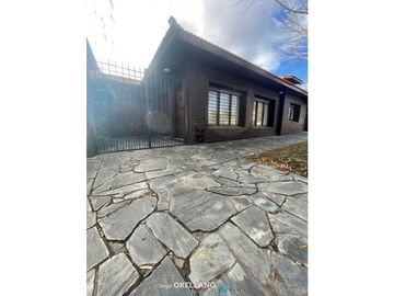 VENTA EXCELENTE CHALET CON PATIO Y PARRILLA EN FLORENCIO...