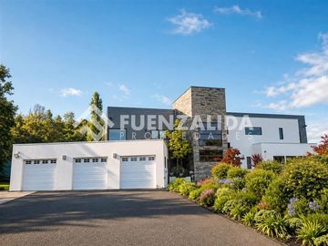 Vendemos Exclusiva residencia con piscina temperada