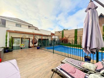 Se vende casa de dos niveles en San Joaquin