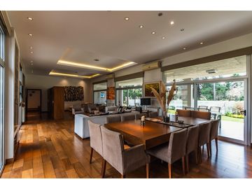 casa de 6 ambientes en venta en praderas fondo al golf