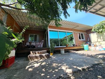 Villa con amplio patio en venta, a pocos metros de playa...