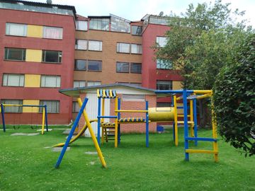 VENDO AMPLIO APARTAMENTO BARRIO CALVO SUR.