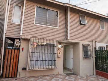 Se vende casa de dos pisos con 4 Dor. y 2 baños y 2 Est....