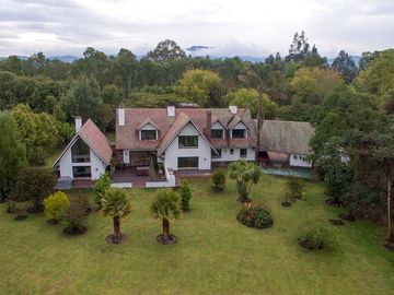 CASA CAMPESTRE EN ARRIENDO EN CAJICÁ (CUNDINAMARCA)