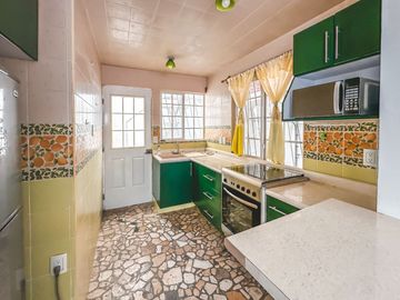 CASA EN VENTA CON 2 SUITS INDEPENDIENTES, UBICADA EN LA...