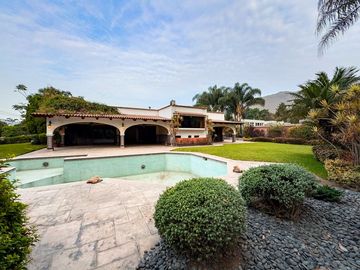 VENTA DE CASA EN LA PLANICIE RODEADA DE 2,000 M2 DE...