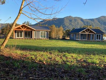 Oportunidad 2 casas + 1 cabaña en Parcela orilla de río