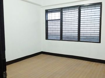 Bedroom for lease in shared apartment - Pasay Libertad