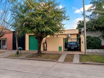 Castelar Sur - Venta - Casa + Depto en planta alta