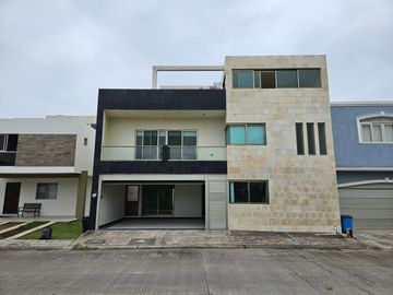 VENDO CASA EN LA RIVIERA VERACRUZANA, LADO MAR CON PLAYA...