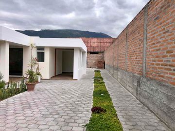 En Ibarra, vendo casa de una sola planta con diseño...